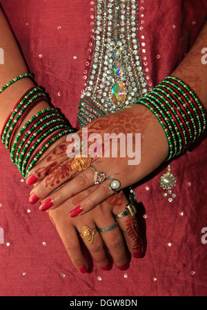 La main de l'homme, l'origine ethnique asiatique, tatouage au henné,Indian Women,Bracelets,Color Image ,la culture indienne,Fashion,multi coloured,part libre Banque D'Images