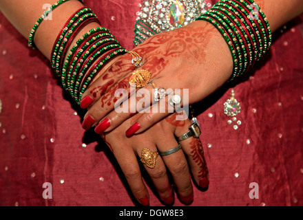 Femme avec la main bangles colorés Banque D'Images