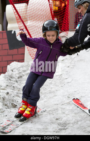 Londres, Royaume-Uni. 25 octobre, 2013. Grande-bretagne et d'hiver snowboard olympique espère Dom Harrington ouvre la 'London Snow' événement dans Covent Garden donnant aux membres du public la possibilité de s'essayer au ski et Snowboard sur vraie neige. © theodore liasi/Alamy Live News Banque D'Images