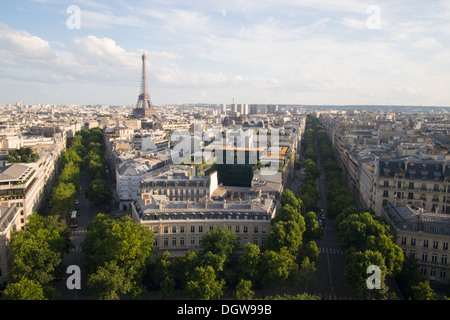 Vue de l'Arc de Triomphe/triomphe sur les Champs Elysées avec la Tour Eiffel en arrière-plan, Paris, France Banque D'Images