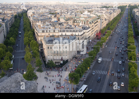 Vue de l'Arc de Triomphe/triomphe sur les Champs Elysées, Paris, France Banque D'Images