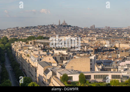 Vue de l'Arc de Triomphe/Triomphe, Paris, France, avec l'église du Sacré-Cœur à l'arrière-plan à Montmartre. Banque D'Images