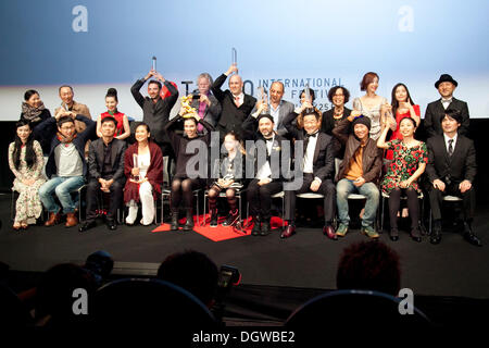 Tokyo, Japon. 25 octobre, 2013. Lauréats de la 26e Festival International du Film de Tokyo pour poser les caméras lors de la cérémonie de clôture à Roppongi Hills, Tokyo, Japon, le 25 octobre 2013. © Aflo Co.,Ltd/Alamy Live News Banque D'Images