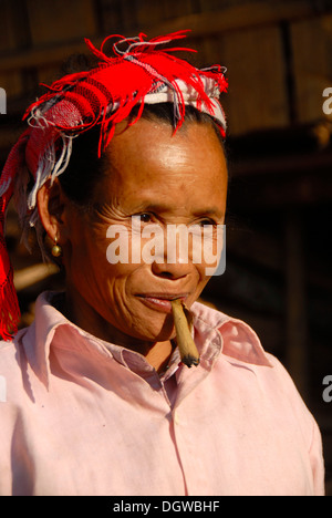 Portrait, femme de l'ethnie Lao Seng fumer un cigare, foulard coloré, Ban Phou Den Sopkang, protégée nationale Din Banque D'Images