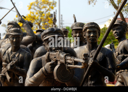 Des statues en bronze de soldats de la Deuxième Guerre d'Indochine, Musée de l'armée, Vientiane, Laos, Asie du Sud, Asie Banque D'Images