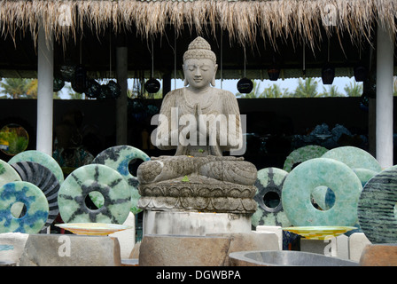 Sculptures en pierre, des souvenirs, de statue de Bouddha en méditation avec bagues en pierre bleue en vente en boutique, près de Ubud, Bali, Indonésie Banque D'Images