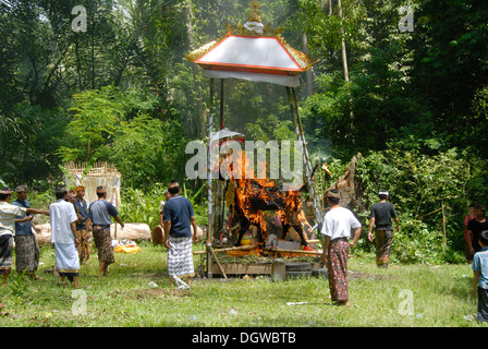 L'hindouisme de Bali, cérémonie funéraire, crémation des corps dans un lieu de culte en forme de vache, Bongkasa près de Ubud, Bali, Indonésie, Asie du sud-est Banque D'Images