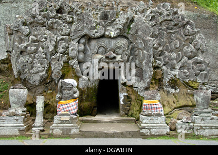 L'hindouisme de Bali, l'entrée d'une grotte est la bouche d'un démon, des secours, de vieux rock Goa Gajah, la grotte de l'éléphant, Bedulu près de Gianyar Banque D'Images