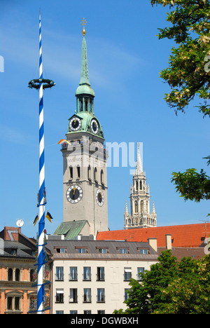 Vue depuis la place du Viktualienmarkt maypole et le fait tours de 'Changer' Pierre, Saint Pierre, et le nouvel hôtel de ville Banque D'Images