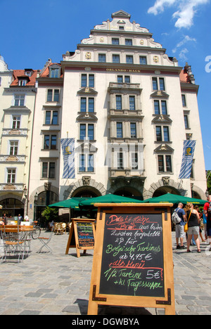 Orlando-Haus s'appuyant sur le Platzl, carré avec restaurant et menu sur tableau noir, le centre-ville, vieille ville, Munich, capitale Banque D'Images