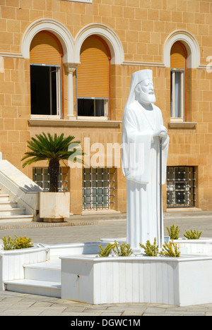 Nouvelle statue, en marbre blanc, l'archevêque et le Président Makarios III, Palais de l'archevêque, Nicosia, Nicosie, Chypre du Sud Banque D'Images