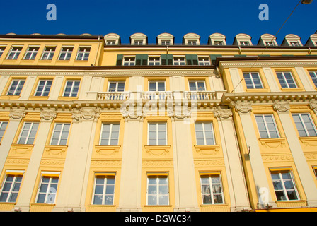 Dallmayr, façade bâtiment peint en jaune et blanc, Dienerstrasse Street, le quartier historique, centre-ville, centre-ville, Munich Banque D'Images