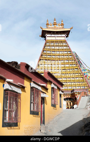 Le bouddhisme tibétain, étrange faite de pierres mani stupa et des cadres en fer, chemin sacré du quartier historique, de Lingkhor, Lhassa Banque D'Images
