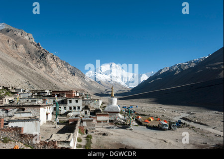 Le bouddhisme tibétain, le monastère Rongbuk, stupa blanc, le mont Everest, camp de base du côté nord, l'Himalaya, le Tibet central, l'U-Tsang Banque D'Images