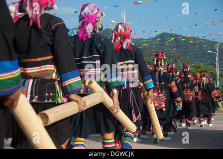 Les femmes de la minorité ethnique akha de la province de Phongsali au Laos en costumes colorés avec des tubes de bambou à un Banque D'Images