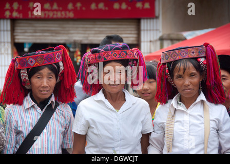 Trois femmes de la minorité ethnique Yi ou Hani portant des coiffures colorées lors d'un festival, Pu'er, Jiangcheng City, province du Yunnan Banque D'Images