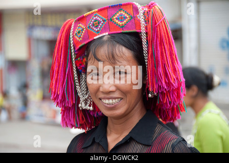 Femme de l'Yi ou Hani minorité ethnique portant des coiffures colorées lors d'un festival, Pu'er, Jiangcheng City, province du Yunnan Banque D'Images