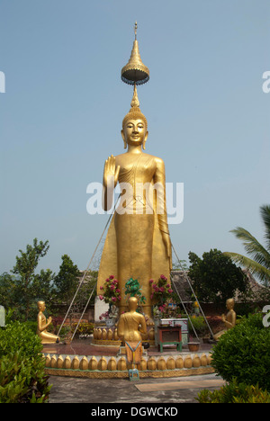 Le bouddhisme Theravada, golden Buddha statue, pousses de bambou, Pagode, temple Manfeilong à Jinghong, Xishuangbanna près de Menglong Banque D'Images