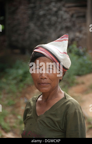 Portrait, femme en costume traditionnel et le cap, la plus petite minorité ethnique de la Chine, Jino Jinuo, Xiao ou Zhai village à Jinghong, Banque D'Images