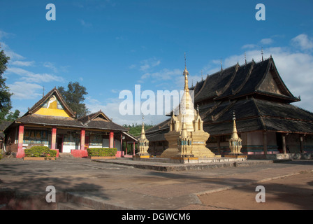 Le bouddhisme Theravada, monastère, temple avec stupa doré, pavillon octogonal Jingzhen, près de Menghai à Jinghong, Xishuangbanna Banque D'Images