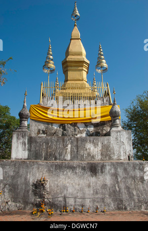 Que Chomsi stupa doré sur le mont Phu Si, province de Luang Prabang, Laos, Asie du Sud, Asie Banque D'Images