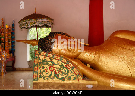 Le bouddhisme Theravada, Bouddha couché, statue de Bouddha, temple Wat Phrabat Bolikhamsai Bolikhamxai, province, Laos, Asie du sud-est, Banque D'Images