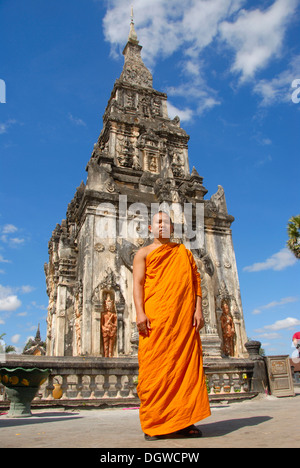 Moine bouddhiste theravada, de peignoirs, d'orange, temple ornés qu'Ing Hang Stupa, dans la région de Savannakhet, Laos, Asie du Sud, Asie Banque D'Images