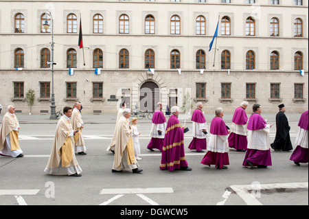 Corpus Christi procession catholique, prêtres de diverses confessions qui participent au défilé, rue Ludwigstrasse, Munich Banque D'Images