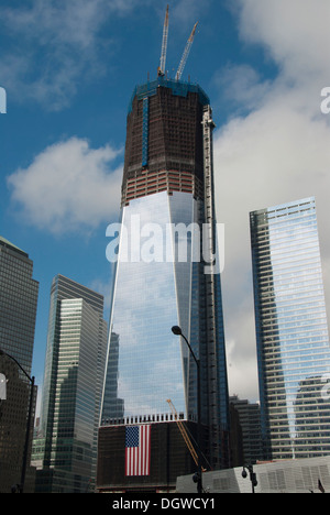 Site de construction de grande hauteur, la construction du gratte-ciel, One World Trade Center, la Tour de la liberté, drapeau américain, 9-11 Memorial Banque D'Images