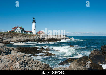 Phare blanc, vagues se brisant sur les rochers, Portland Head Light, Portland, Cape Elizabeth, dans le Maine, la Nouvelle Angleterre, USA, Amérique du Nord Banque D'Images