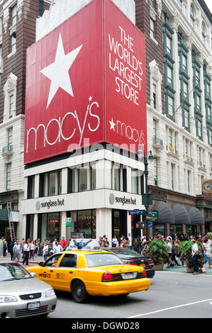 La thésaurisation de la publicité à un coin de rue, Macy's, magasin traditionnel, yellow cab, taxi, Herald Square, l'intersection de Banque D'Images