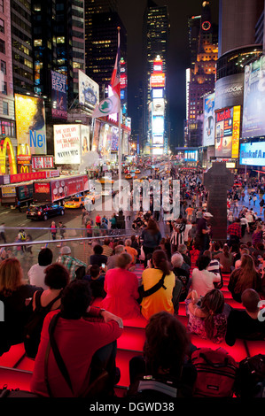 Beaucoup de gens assis et regarder à partir de la red TKTS escaliers, Broadway, Times Square zone piétonne, Midtown, Manhattan Banque D'Images