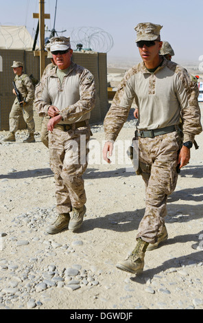 Corps des Marines américains, le Général Walter L. Miller Jr., gauche, général commandant du Commandement régional (Sud-ouest), et le lieutenant-colonel Daniel Banque D'Images