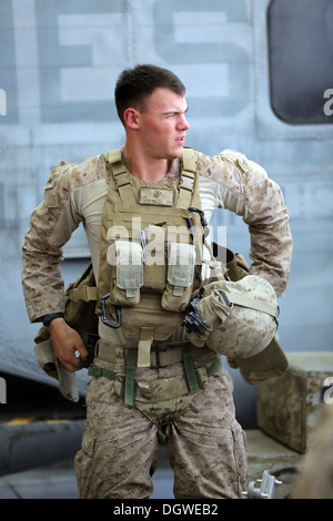 Un U.S. Marine avec la Compagnie Bravo, 1er Bataillon, 9e Régiment de Marines, se préparer à la mission sur le Camp Bastion (Afghanistan), 20 octobre 2013. La mission a été menée à perturber les opérations de l'ennemi dans la zone. Banque D'Images