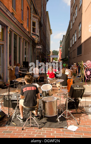 Les jeunes musiciens de rock jouant à un spectacle en plein air, représentant leur école de musique. Easton, PA United States Banque D'Images