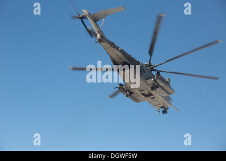 Un Corps des Marines américains CH-53E Super Stallion avec l'hélicoptère de transport lourd de l'Escadron d'hélicoptères maritimes (466 HMH-466), Marine Aircr Banque D'Images