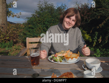 Un adolescent de 18 ans de manger un repas de pub. Banque D'Images