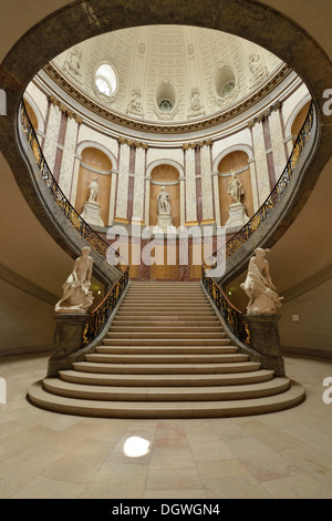 Berlin. L'Allemagne. Musée de Bode. De l'escalier ovale petit dôme. Banque D'Images