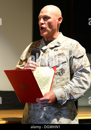 Le 35e commandant du Corps des Marines, le général James F. Amos, et le sergent-major de la 17e le Corps des Marines, le sergent. Le major Michael P. Barrett, promouvoir le Cpl. Miguel Ocampo, technicien en avionique à l'escadron 16 de la logistique de l'Aviation maritime (MALS-16), Marine Air Banque D'Images