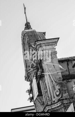 26 octobre 2013 - L'Aquila, Italie - l'église de Anime Sante le 25 octobre 2013 dans le quartier historique de L'Aquila, détruit par un tremblement de terre il y a quatre ans. Quatre ans après, le centre historique est toujours abandonné, le processus de reconstruction est lent à l'extérieur de locaux commerciaux et de la ville, églises et monuments sont encore couverte d'échafaudages.Photo : Manuel Romano/NurPhoto (Image Crédit : © Manuel Romano/NurPhoto ZUMAPRESS.com) / Banque D'Images