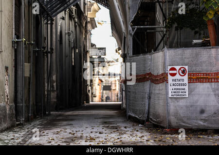 26 octobre 2013 - L'Aquila, Italie - Le quartier historique de L'Aquila, détruit par un tremblement de terre il y a quatre ans, le 25 octobre 2013. Quatre ans après, le centre historique est toujours abandonné, le processus de reconstruction est lent à l'extérieur de locaux commerciaux et de la ville, églises et monuments sont encore couverte d'échafaudages.Photo : Manuel Romano/NurPhoto (Image Crédit : © Manuel Romano/NurPhoto ZUMAPRESS.com) / Banque D'Images