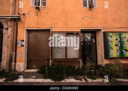 26 octobre 2013 - L'Aquila, Italie - Le quartier historique de lí¢ ? ?Aquila, détruit par un tremblement de terre il y a quatre ans, le 25 octobre 2013. Quatre ans après, le centre historique est toujours abandonné, le processus de reconstruction est lent à l'extérieur de locaux commerciaux et de la ville, églises et monuments sont encore couverte d'échafaudages.Photo : Manuel Romano/NurPhoto (Image Crédit : © Manuel Romano/NurPhoto ZUMAPRESS.com) / Banque D'Images