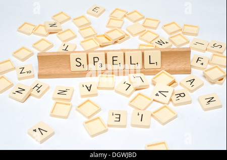 'Spell' écrit en carreaux de scrabble Banque D'Images