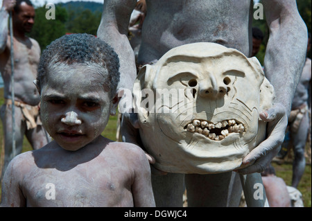 Garçon de la tribu des Mudmen lors du traditionnel chanter chanter dans les highlands, Enga, Highlands, Papouasie Nouvelle Guinée Banque D'Images