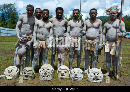 Les hommes de la tribu de l'Mudmen lors du traditionnel chanter chanter dans les highlands, Enga, Highlands, Papouasie Nouvelle Guinée Banque D'Images