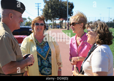 De gauche à droite, le Corps des Marines américains, le général Steven W. Busby, général commandant de la 3rd Marine Aircraft Wing ; Mme Cindy Busby, Mme Bonnie Amos, Première Dame de la Marine Corps et Mme Helen Toolan, épouse du lieutenant-général John Toolan, un général commandant de la Banque D'Images