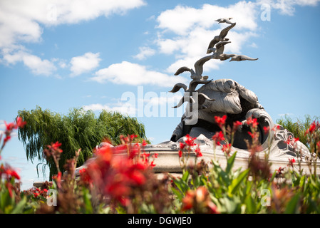 ARLINGTON, Virginie, États-Unis — le Navy-Merchant Marine Memorial, inauguré en 1934, se trouve dans le parc Lady Bird Johnson, le long du fleuve Potomac. Créée par le sculpteur Ernesto Begni del Piatta, la sculpture en aluminium de 35 pieds représente sept mouettes survolant des vagues stylisées. Le monument Art déco honore le personnel de la marine américaine et les marins marchands qui ont perdu la vie pendant la première Guerre mondiale Banque D'Images