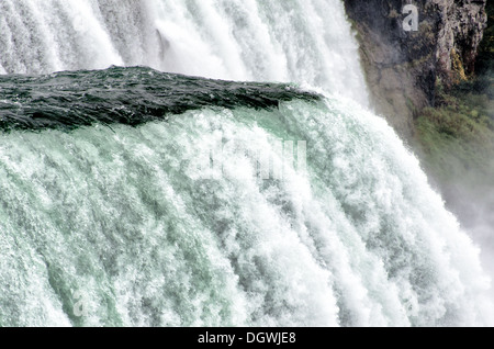 D'importants volumes d'eau passent au-dessus de Niagara Falls sur la rivière Niagara, à la frontière entre les États-Unis et le Canada. Banque D'Images