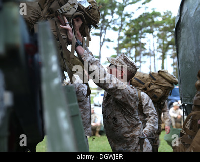 Une compagnie maritime avec l'Inde, 3e Bataillon, 6e Régiment de Marines, 2e Division de marines, charge son matériel sur un camion de 7 tonnes à bord Marine Corps Base Camp Lejeune, N.C., Octobre 19, 2013. Troisième NE., 6ème marines a récemment procédé à une activation et le personnel movem Banque D'Images