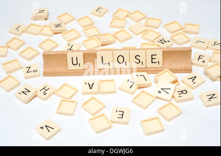 U 'perdre' écrit en carreaux de scrabble Banque D'Images